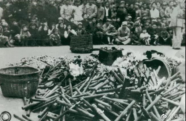1950年2月24日，政務(wù)院發(fā)出《關(guān)于嚴(yán)禁鴉片煙毒的通令》。圖為政府收繳的煙具和賭具。