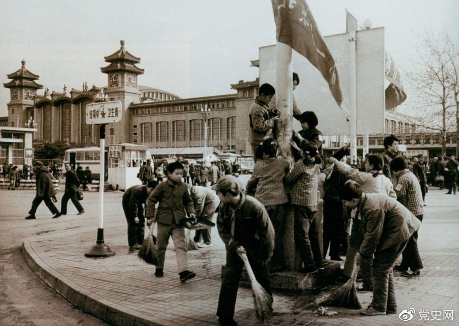 　　1981年2月25日，全國總工會等九個單位發(fā)出倡議，開展“五講四美”文明禮貌活動。圖為北京鐵路一小的少先隊員在北京站西街打掃衛(wèi)生。
