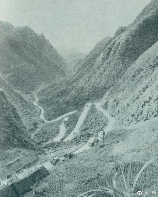 　　1935年2月18日至21日，紅軍奪取桐梓、占領(lǐng)婁山關(guān)、再克遵義城，取得了殲滅和擊潰國(guó)民黨軍2個(gè)師又8個(gè)團(tuán)的大勝利。圖為黔北要隘婁山關(guān)。