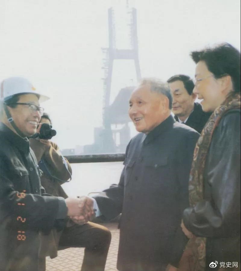 1991年2月18日，鄧小平視察上海南浦大橋工地時(shí)同大橋工程設(shè)計(jì)人員握手。