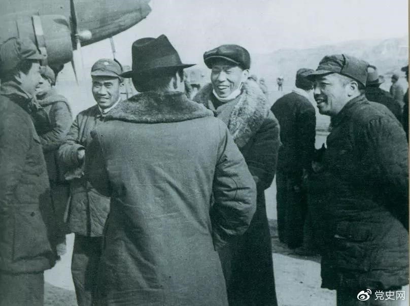 1946年2月19日，毛澤東等在延安機(jī)場(chǎng)迎接從重慶回延安匯報(bào)工作的周恩來(lái)。