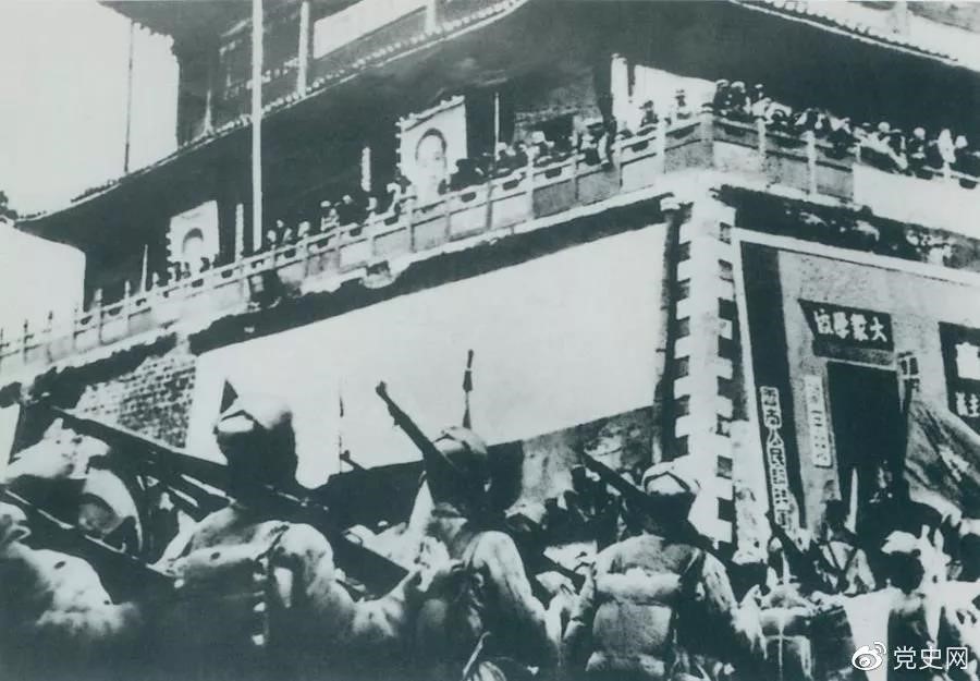 1950年2月20日，人民解放軍進(jìn)駐昆明。