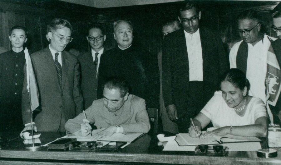 　　1964年2月26日至29日，周恩來訪問錫蘭（今斯里蘭卡）時(shí)，和總理西麗馬沃·班達(dá)拉奈克夫人簽署中錫聯(lián)合公報(bào)。