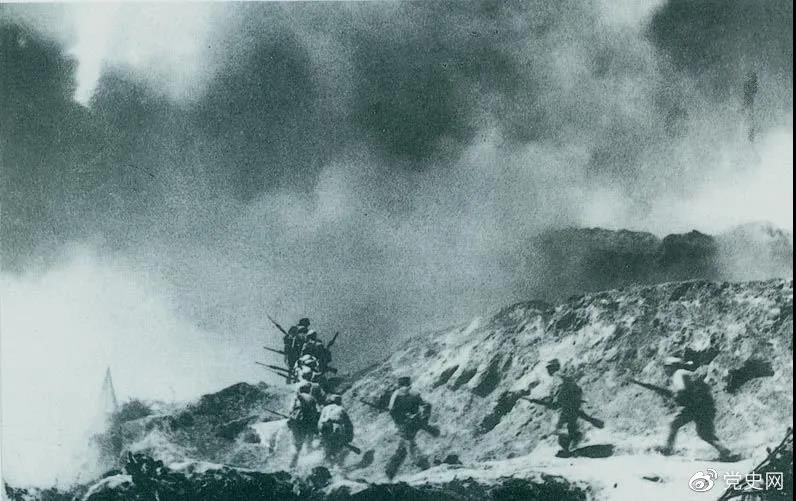 　　1948年2月28日至3月3日，西北野戰(zhàn)軍發(fā)起宜川戰(zhàn)役，殲滅國民黨軍2.9萬余人，取得了轉(zhuǎn)入外線作戰(zhàn)后的第一個大勝利。圖為部隊攻占瓦子街。 