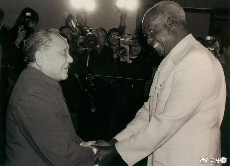1988年3月1日，鄧小平在北京會見贊比亞總統(tǒng)肯尼斯·戴維·卡翁達(dá)。