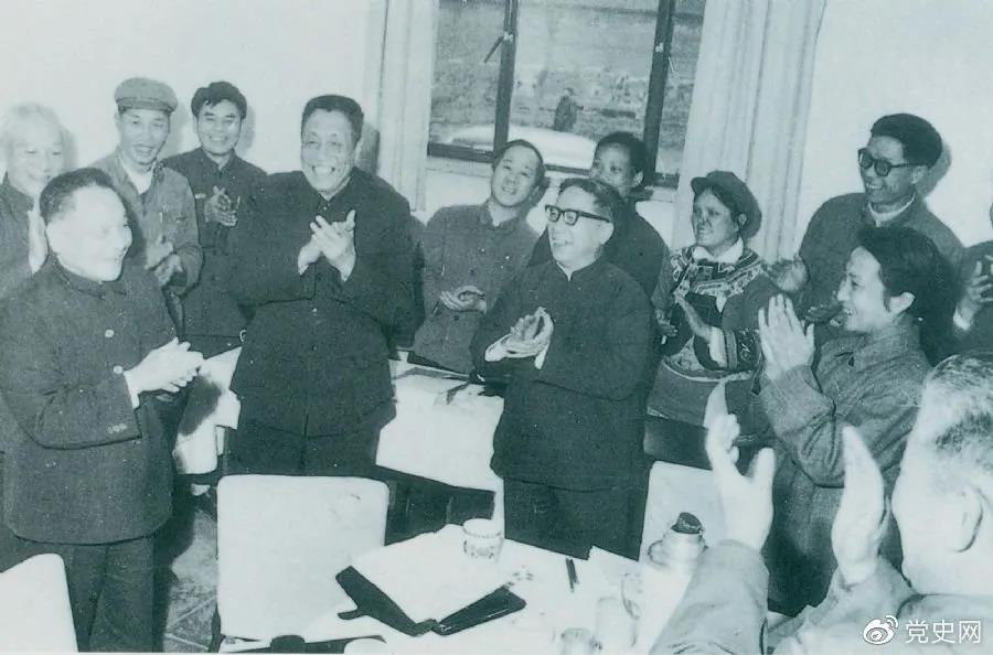 1978年3月2日，鄧小平到五屆全國(guó)人大一次會(huì)議云南和四川省代表團(tuán)看望代表們。