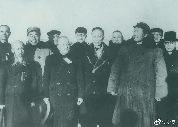 1949年3月，各界人士代表在北京西苑機(jī)場同毛澤東、朱德等留影。