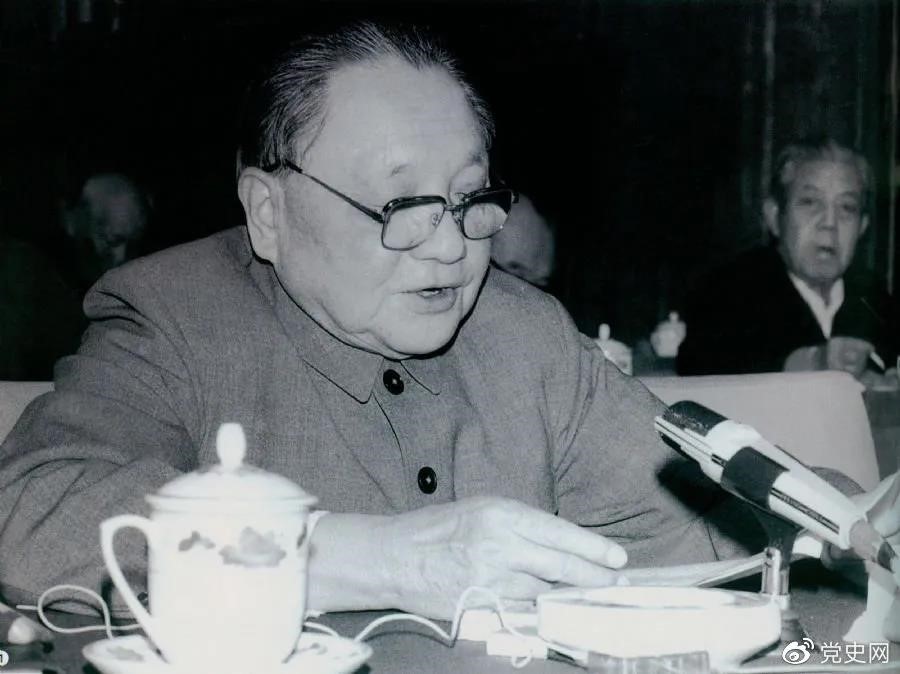 1985年3月7日，鄧小平在全國(guó)科技工作會(huì)議上發(fā)表講話。