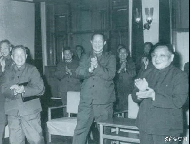 1978年3月，鄧小平和參加五屆人大一次會議的解放軍代表在一起。