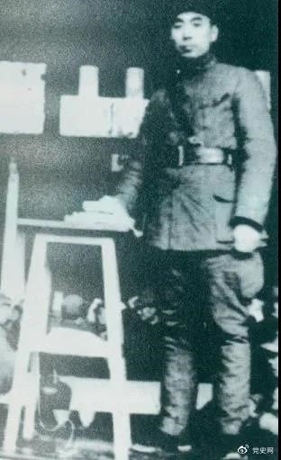 1939年3月10日，周恩來為新四軍排以上干部作題為《目前形勢與新四軍任務(wù)》的報告。
