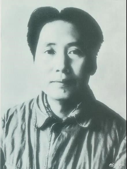 1940年3月11日  毛澤東在黨的高級(jí)干部會(huì)議上作題為《目前抗日統(tǒng)一戰(zhàn)線中的策略問題》的報(bào)告。
