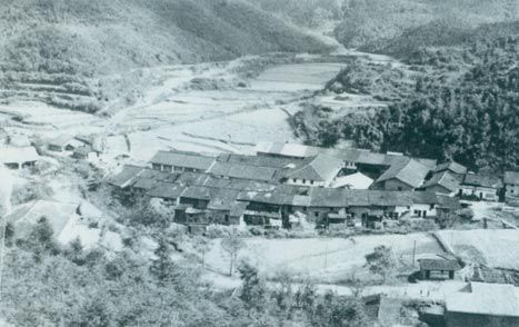 1929年3月14日，毛澤東同朱德指揮紅四軍進(jìn)攻長(zhǎng)嶺寨，殲敵兩千余人，擊斃敵旅長(zhǎng)郭鳳鳴，乘勝占領(lǐng)長(zhǎng)汀城。圖為長(zhǎng)嶺寨。