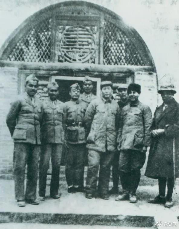 1939年3月15日，毛澤東在延安會見印度援華醫(yī)療隊全體人員。