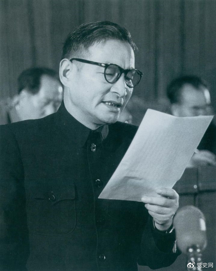1955年3月21日，陳云在中國(guó)共產(chǎn)黨全國(guó)代表會(huì)議上作關(guān)于發(fā)展國(guó)民經(jīng)濟(jì)的第一個(gè)五年計(jì)劃的報(bào)告。