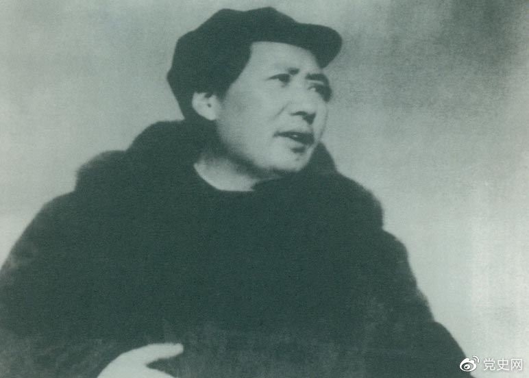 　　1949年3月23日，毛澤東率領中共中央機關(guān)離開西柏坡前往北平。出發(fā)時，他對周恩來說，今天是進京的日子，進京趕考去。我們決不當李自成，我們都希望考個好成績。