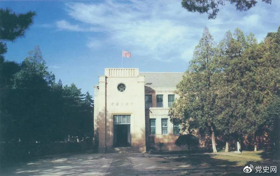 楊家?guī)X革命舊址，位于延安城西北約3公里，是中共中央1938年11月至1947年3月的所在地。
