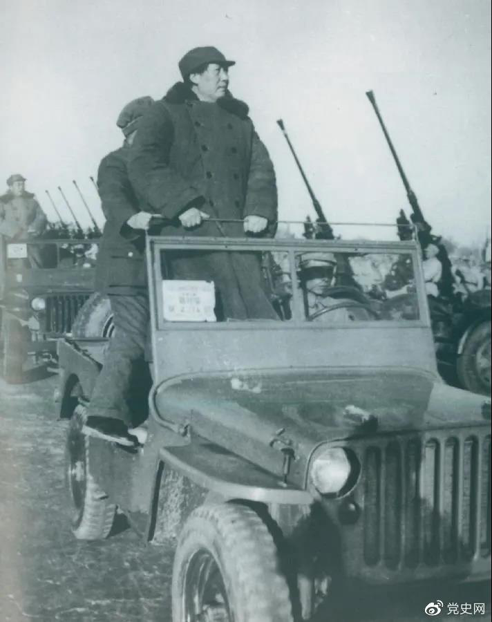 1949年3月25日，毛澤東在北平西苑機(jī)場(chǎng)檢閱部隊(duì)。