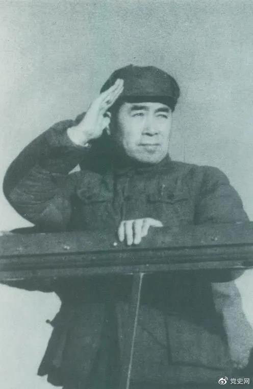 1949年3月，中共中央進(jìn)入北平。圖為周恩來(lái)在北平機(jī)場(chǎng)檢閱部隊(duì)。