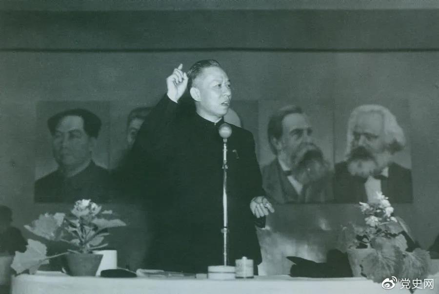 1951年3月28日，劉少奇在第一次全國組織工作會議上作報告。