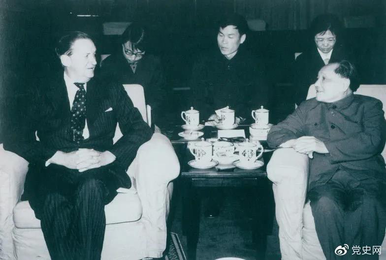 1979年3月29日，鄧小平會見香港總督麥里浩。