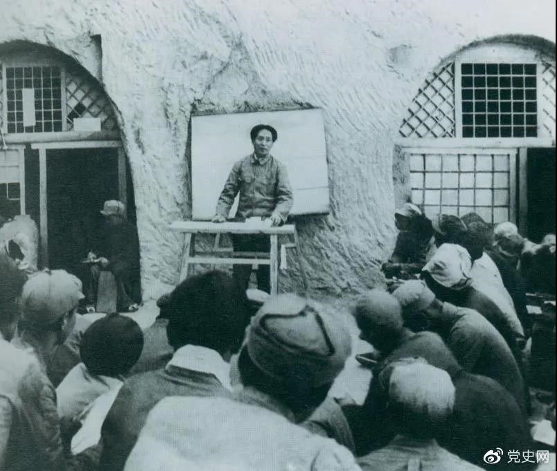 1938年4月，毛澤東在魯迅藝術(shù)學(xué)院講演。