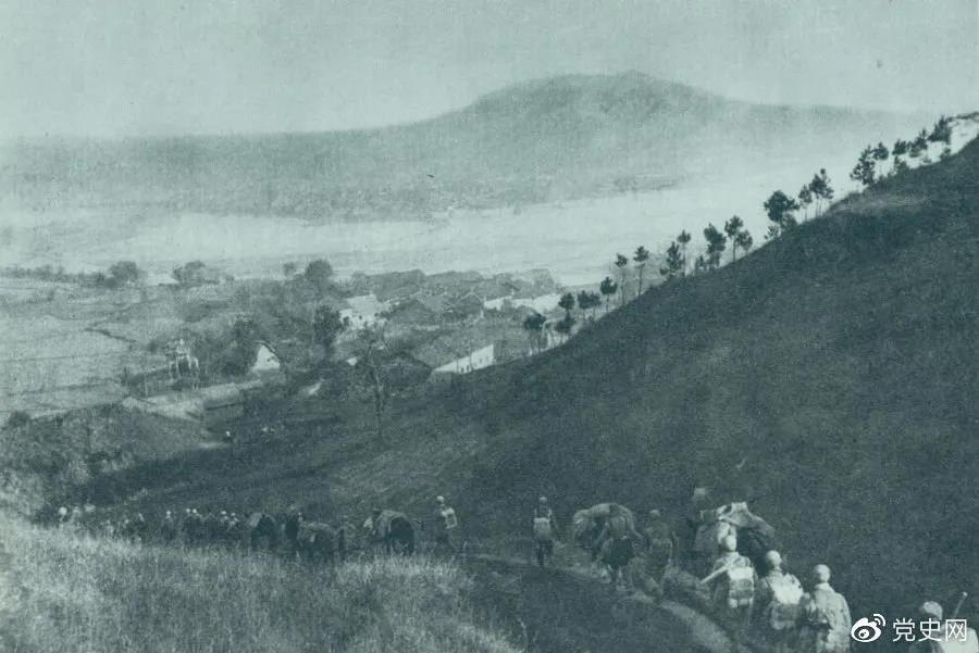 1945年4月6日，太行部隊(duì)等向白晉、同蒲沿線上的日軍展開攻擊。這是八路軍向祁縣開進(jìn)。
