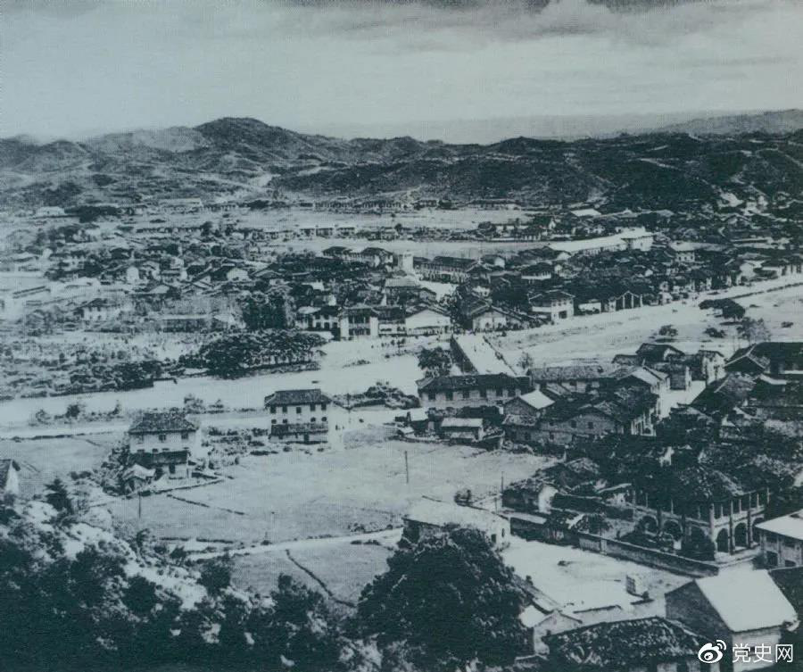 1928年4月，朱德率領(lǐng)南昌起義余部到達(dá)井岡山，與毛澤東領(lǐng)導(dǎo)的部隊(duì)勝利會(huì)師。圖為會(huì)師地點(diǎn)礱市全景。