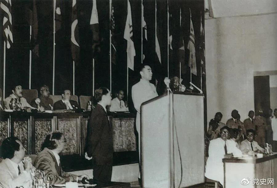 1955年4月18日，亞非會議在萬隆開幕。圖為19日周恩來在會議上發(fā)言。