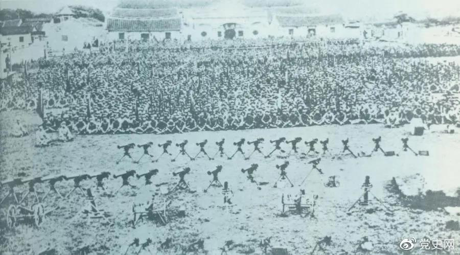 1932年4月20日，由紅一軍團(tuán)和紅五軍團(tuán)組成的東路軍攻占漳州，圖為攻占漳州后的部隊(duì)情形。