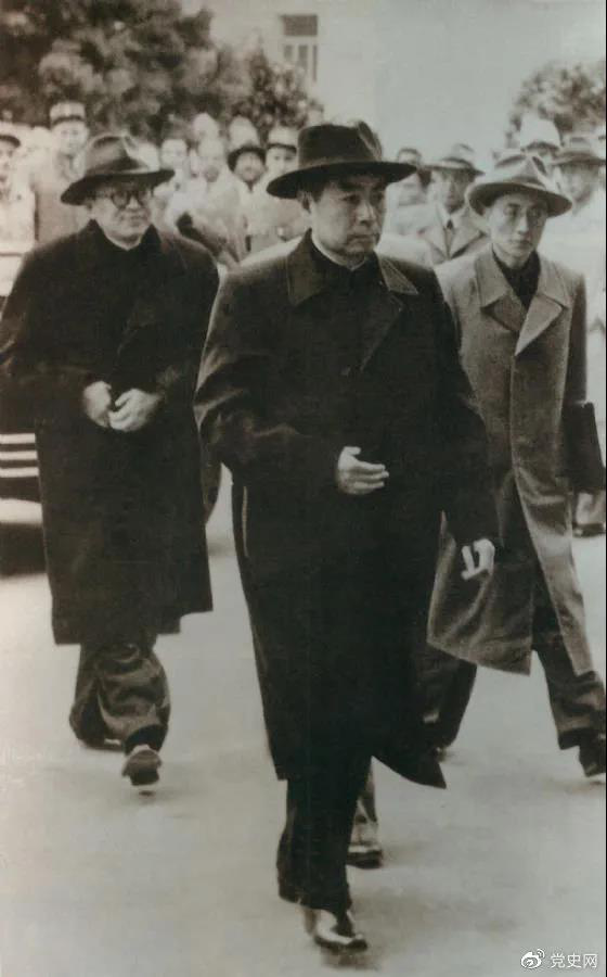 1954年4月26日，日內(nèi)瓦會(huì)議開幕。圖為周恩來率中國代表團(tuán)進(jìn)入會(huì)場。
