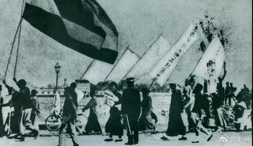 1919年5月4日，北京爆發(fā)學(xué)生反帝愛國運(yùn)動(dòng)。這是北京大學(xué)學(xué)生的示威游行隊(duì)伍。