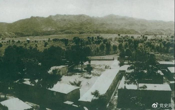 1948年5月，中共中央和人民解放軍總部由陜北遷到河北平山縣西柏坡。圖為中央領(lǐng)導(dǎo)人辦公處所俯瞰。