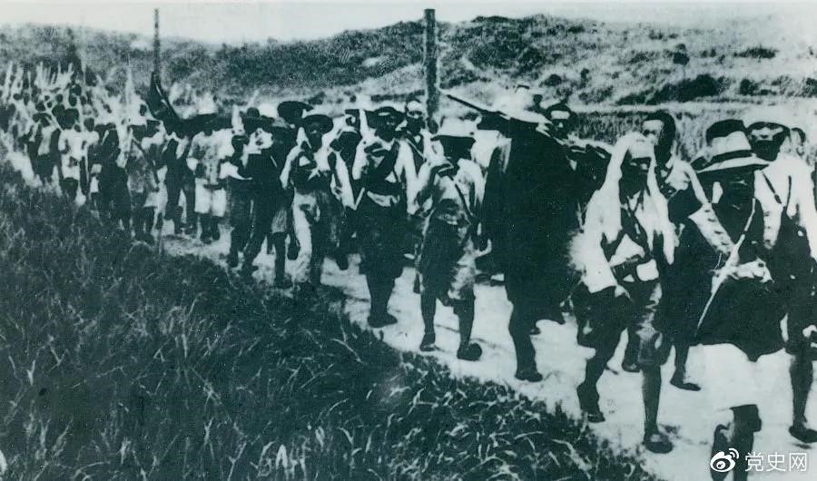 　　1931年5月16日至31日，紅一方面軍在毛澤東、朱德指揮下，連續(xù)打了5個勝仗，殲敵3萬余人，繳槍2萬余支，打退了國民黨軍隊的第二次“圍剿”。圖為行軍中的紅軍。