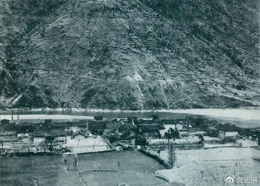　　1935年5月25日，紅一方面軍到達(dá)大渡河南岸的安順場(chǎng)。紅軍17名勇士靠一葉孤舟強(qiáng)渡大渡河，為沿大渡河左岸北上的部隊(duì)打開(kāi)了一條通道。圖為安順場(chǎng)一角。