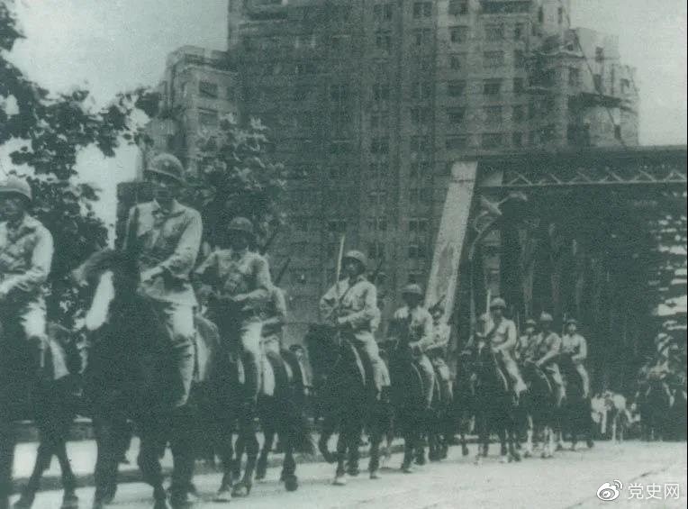 　　1949年5月，人民解放軍殲滅退守上海的敵軍15萬人，解放了這個(gè)中國最大的城市。圖為解放軍進(jìn)駐上海。