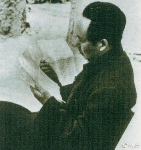 　　1946年6月，國(guó)民黨撕毀停戰(zhàn)協(xié)定和政協(xié)決議，挑起全面內(nèi)戰(zhàn)。這是毛澤東在延安審閱有關(guān)自衛(wèi)反擊的電報(bào)。