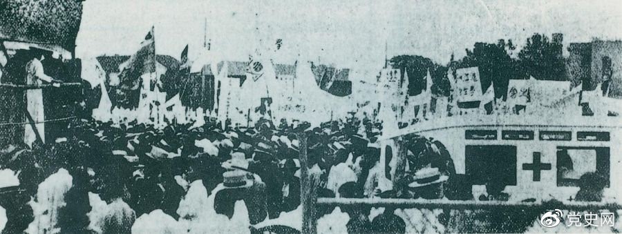 　　1925年6月7日，中國共產(chǎn)黨通過上?？偣?lián)合上海學(xué)生聯(lián)合會、上海各馬路商界聯(lián)合會等，成立了上海反帝運(yùn)動的領(lǐng)導(dǎo)機(jī)關(guān)——工商學(xué)聯(lián)合會。11日，在該會的主持下，上海20萬群眾集會，通過了逞兇、賠償、取消領(lǐng)事裁判權(quán)等17項(xiàng)對外交涉條件。圖為大會盛況。
