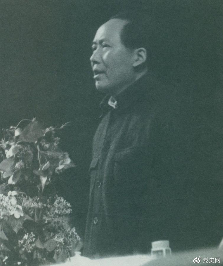 1945年6月11日，毛澤東在中國共產(chǎn)黨第七次全國代表大會上致閉幕詞。