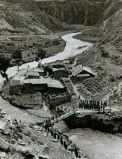 　　1935年6月12日，中央紅軍先頭部隊在夾金山北麓四川懋功達維鎮(zhèn)同紅四方面軍先頭部隊勝利會師。圖為當(dāng)年的會師橋。