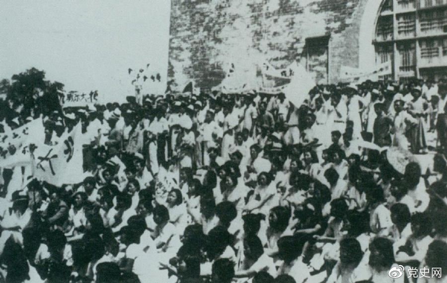 1936年6月13日，北平學(xué)生與市民在鼓樓前舉行聲勢(shì)浩大的抗日集會(huì)。