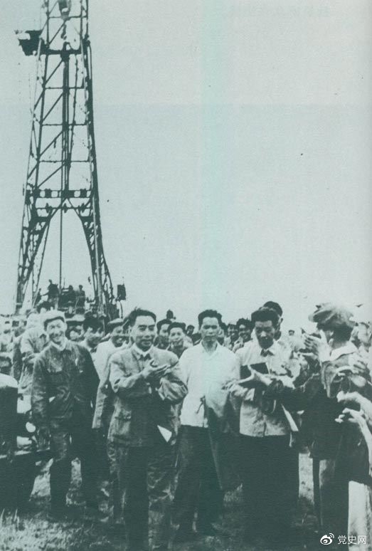 1962年6月，周恩來到大慶視察，這是在1202鉆井隊現(xiàn)場參觀。 