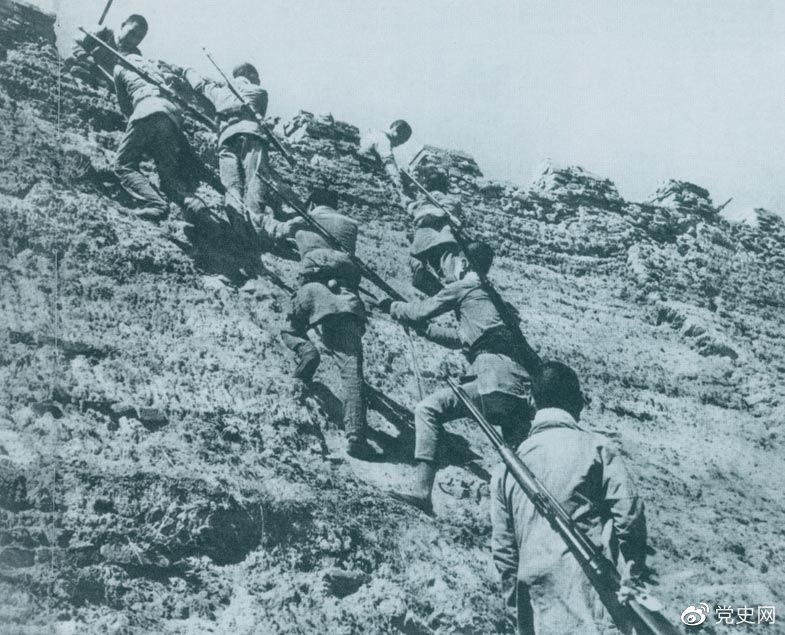 1945年6月25日，八路軍冀中部隊(duì)攻克河北獻(xiàn)縣。圖為部隊(duì)奮勇攀登城墻。