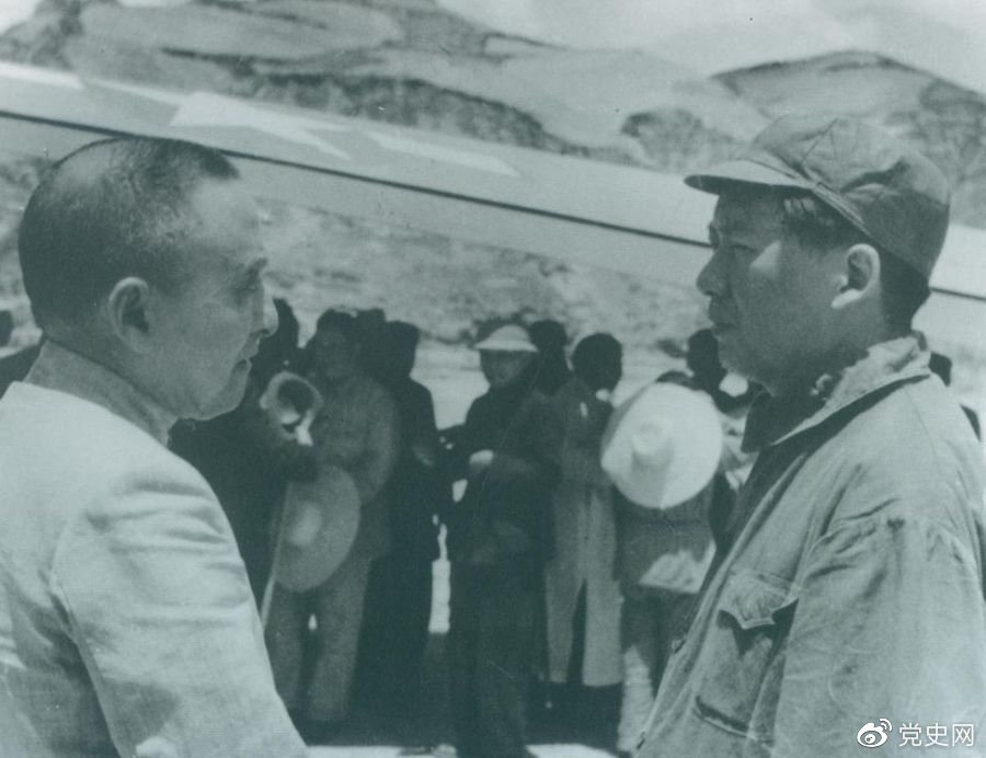 1945年7月1日，毛澤東歡迎黃炎培等民主人士來延安參觀。