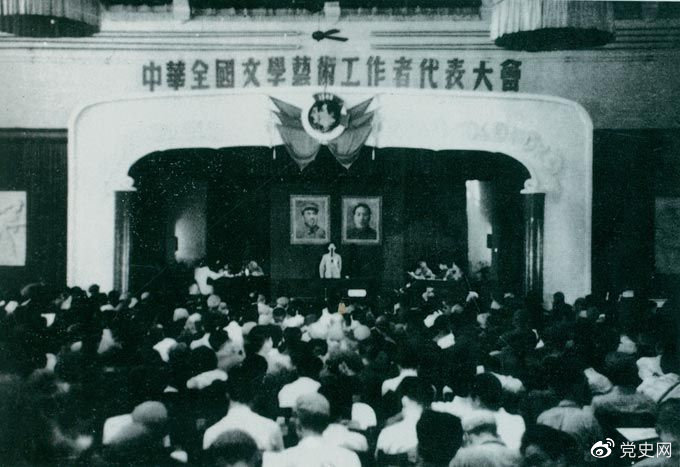 1949年7月2日至19日，第一次中華全國(guó)文學(xué)藝術(shù)工作者代表大會(huì)在北平召開(kāi)。圖為大會(huì)會(huì)場(chǎng)。