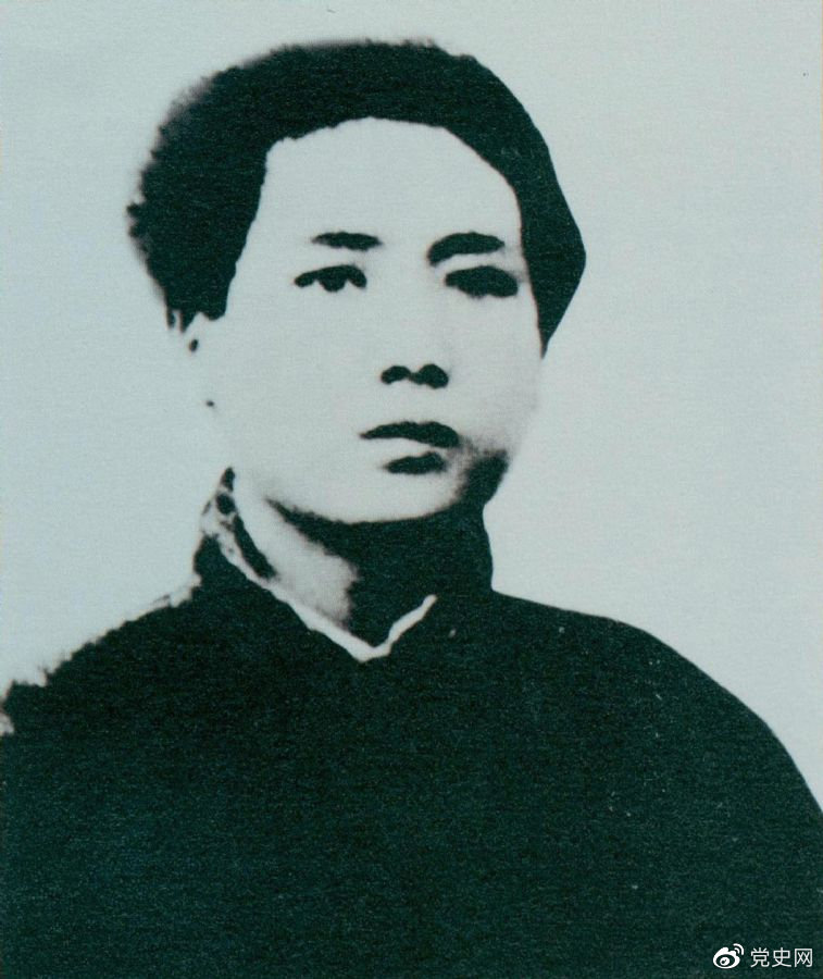 1921年7月，毛澤東赴上海參加中國共產(chǎn)黨第一次代表大會，成為黨的創(chuàng)始人之一。
