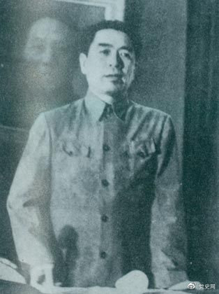 1949年7月6日，周恩來出席中華全國文學(xué)藝術(shù)工作者代表大會。圖為周恩來在會上作政治報告。