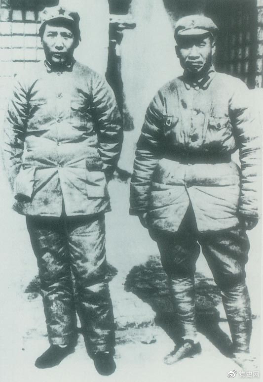 　　1937年7月7日，盧溝橋事變爆發(fā)。8日，中共中央通電全國(guó)，號(hào)召結(jié)成民族統(tǒng)一戰(zhàn)線抵抗日本侵略者。圖為1936年冬毛澤東和朱德在陜北。