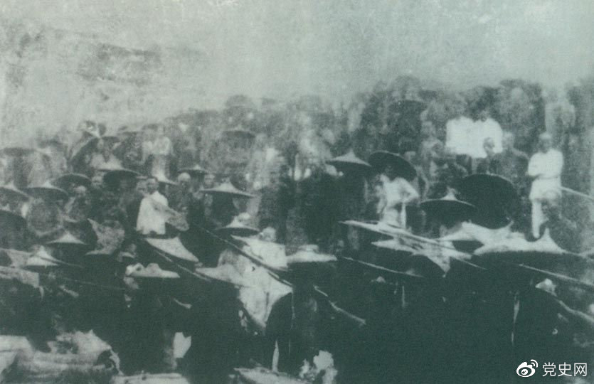 　　1926年7月9日，國民革命軍開始北伐。兩天后，北伐軍的先頭部隊葉挺獨立團攻占了長沙。然后向武漢進攻。一路上，迅猛發(fā)展的農(nóng)民運動有力地配合了北伐戰(zhàn)爭。在湖南、江西、湖北，農(nóng)民運動越來越引人注目。這是支援北伐戰(zhàn)爭的農(nóng)民自衛(wèi)軍。