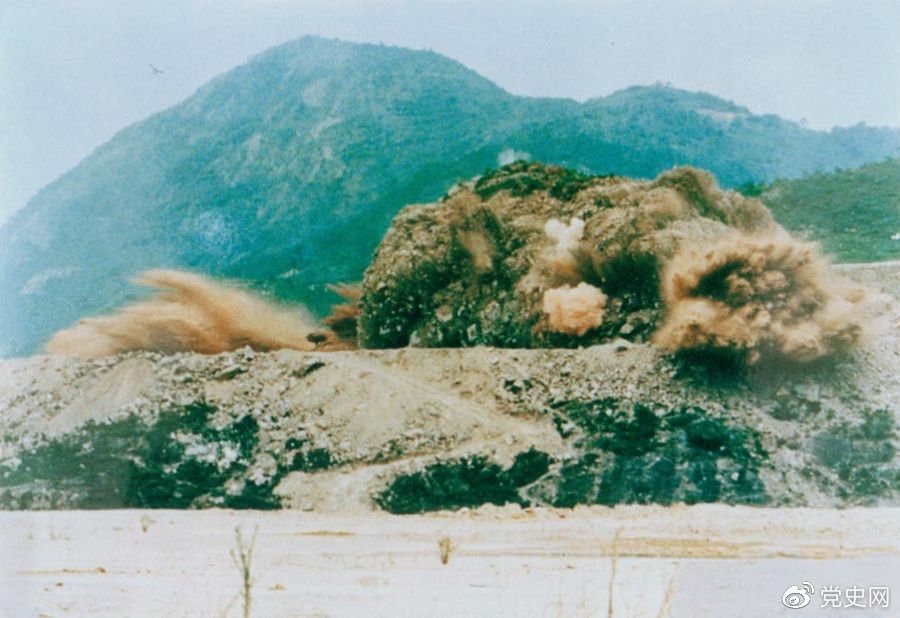 1979年7月20日，深圳蛇口工業(yè)區(qū)的建設(shè)者點(diǎn)燃開山炮時(shí)的場(chǎng)面。