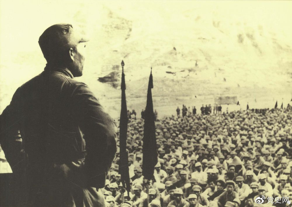 1937年8月后，朱德任中共中央軍委副主席、中央軍委華北軍分會(huì)書記、國(guó)民革命軍第八路軍總指揮（后為第十八集團(tuán)軍總司令），指揮八路軍開赴華北抗日前線。圖為朱德對(duì)即將開赴前線的八路軍將士講話。